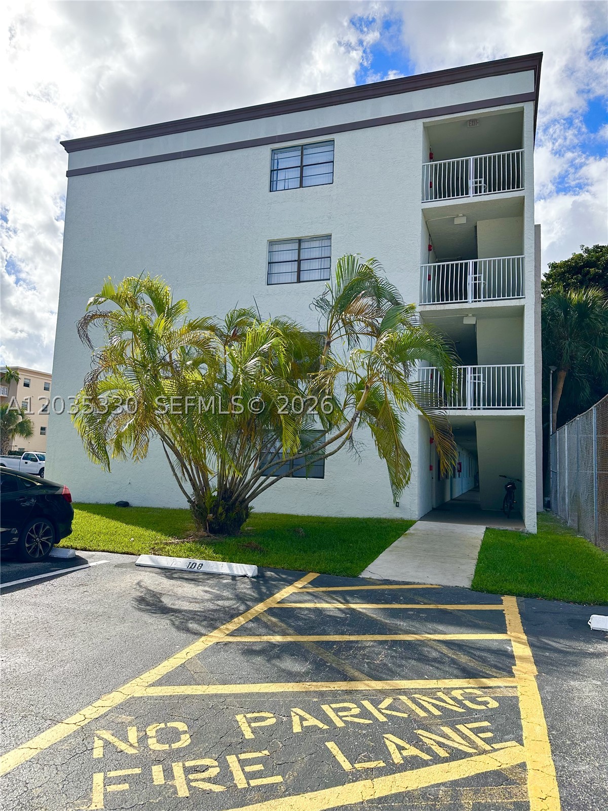 PALM VILLAGE CLUB CONDO - Residential Lease