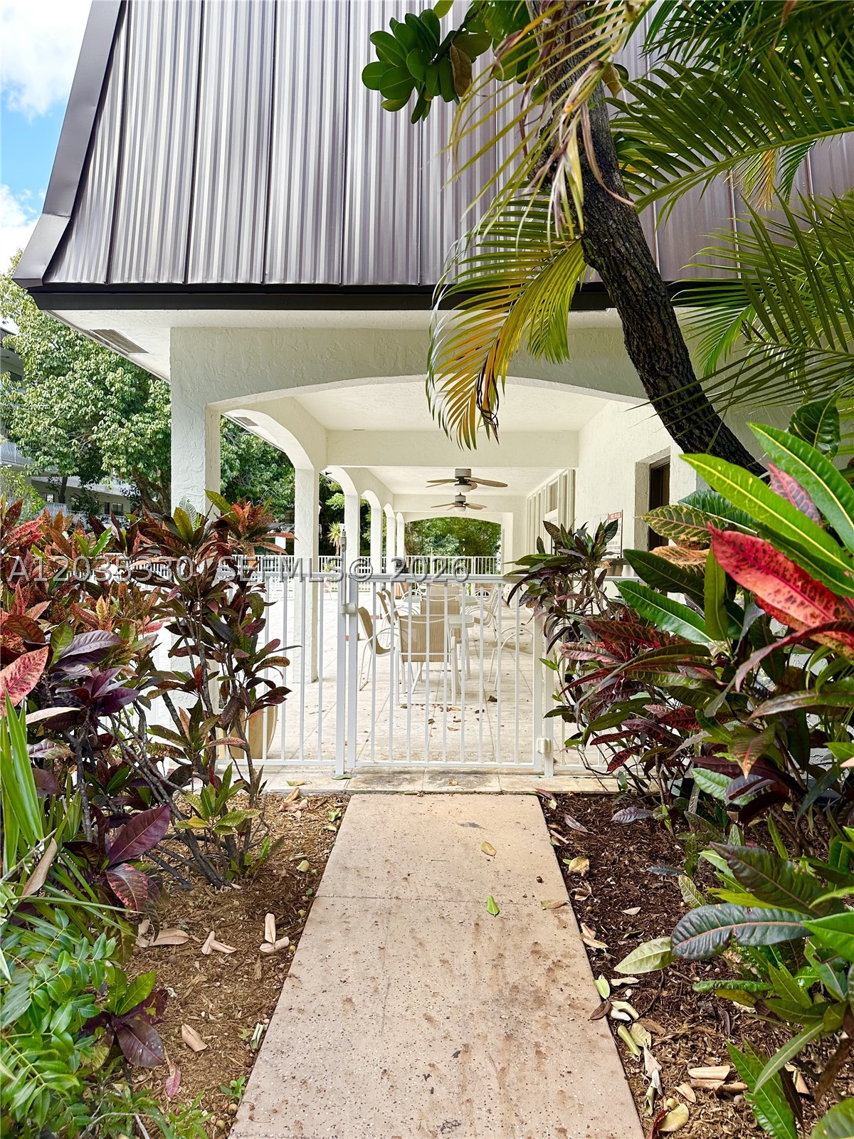 PALM VILLAGE CLUB CONDO - Residential Lease