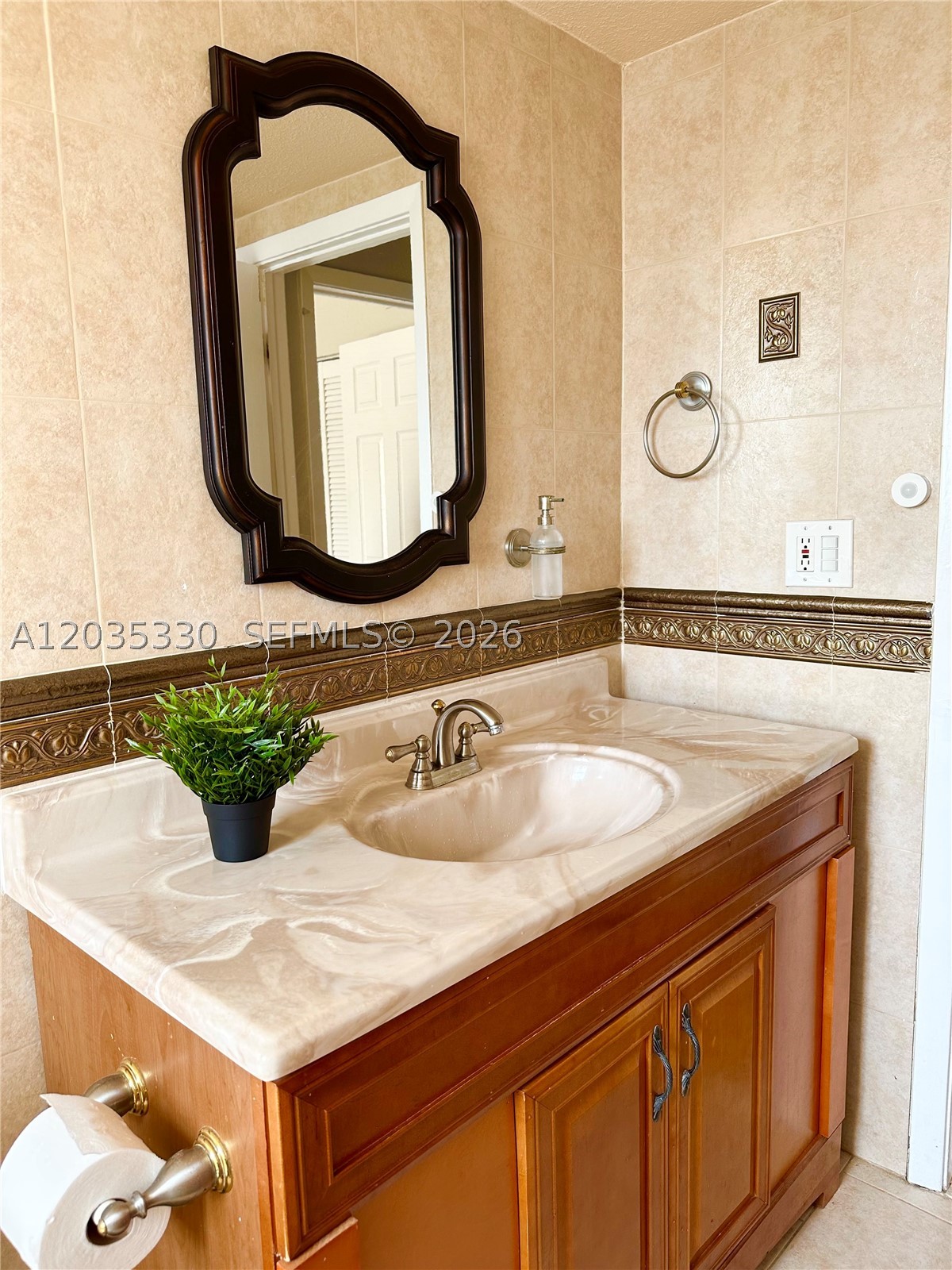 PALM VILLAGE CLUB CONDO - Residential Lease