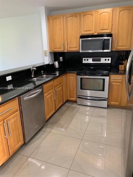 THIS BEAUTIFUL SPACIOUS 3 BED, 2 BATH VILLA WITH LARGE PATIO AREA AND LAKEVIEW IS LOCATED IN THE WOODGATE COMMUNITY. EXCELLENT LOCATION, CLOSE TO I-75, I-595, SAWGRASS EXPRESSWAY, "A" SCHOOLS IN WESTON.COMMUNITY POOL, TENNIS COURT, KIDS PLAYGROUND. WATER INCLUDED IN RENT AND COMPLETELY REMODELED, NEWER KITCHEN WITH GRANITE COUNTER TOPS, NEWER BATHROOMS, LUXURY TILE THROUGHOUT THE HOUSE. STEAM SHOWER IN MASTER BEDROOM, STAINLESS STEEL APPLIANCES, MUST SEE!!!