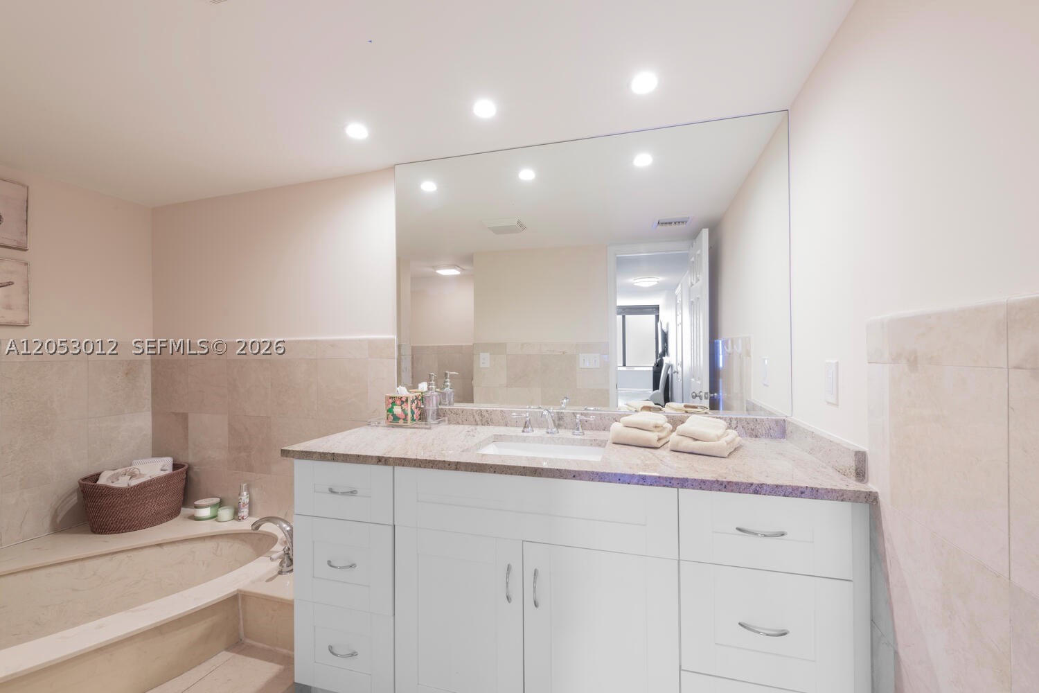 MAYFAIR HOUSE CONDO - Residential Lease