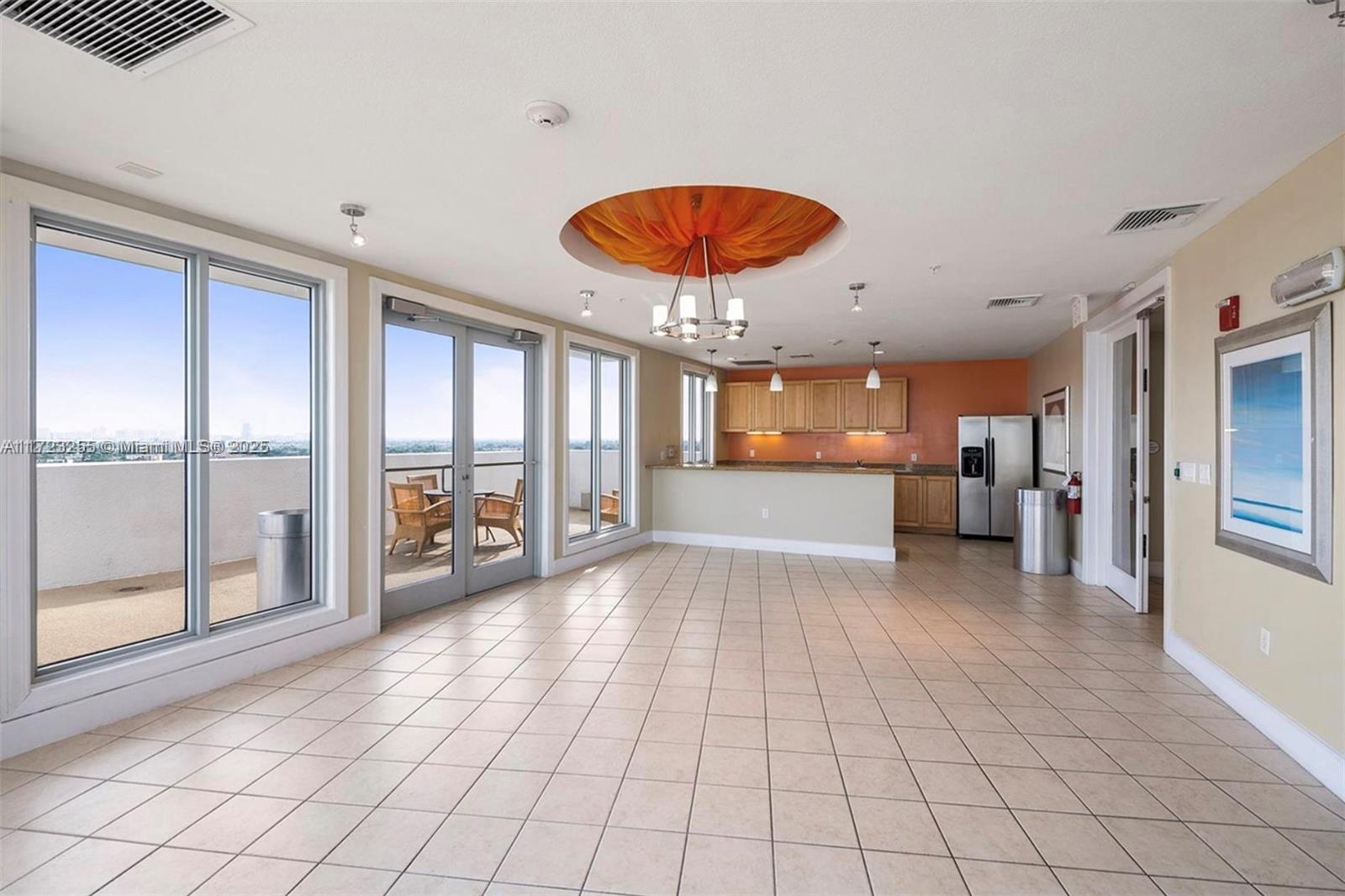 RADIUS CONDO - Residential