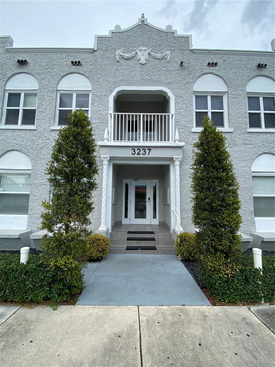 Nicely updated unit and building near Coral Gables, Brickell, and Calle 8. In central Little Havana. Close to everything. Laundry facilities on premises. Off street parking, WIFI, and water included. Freshly painted and cleaned.