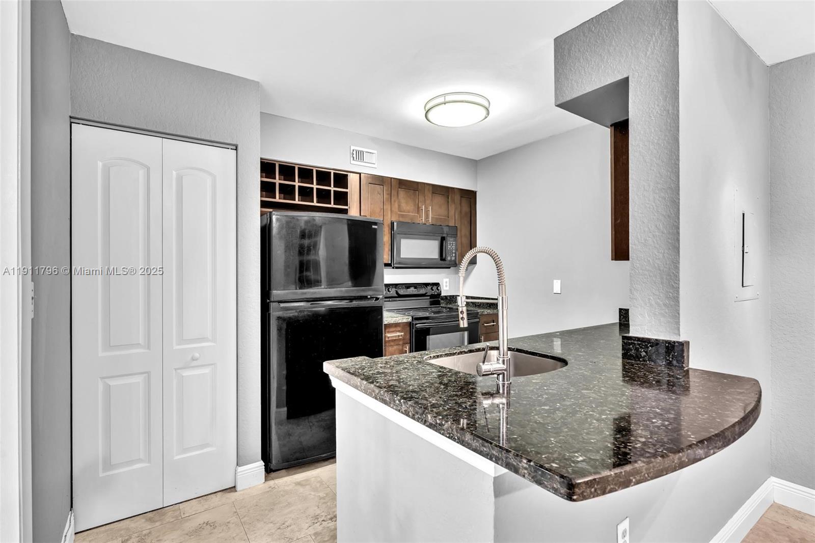 LAKEVIEW CLUB CONDO - Residential Lease