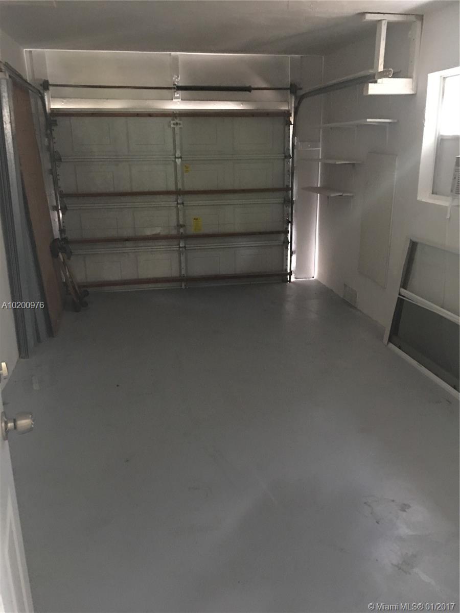 BRIGHT SPACIOUS 3/2 POOL HOME ON A QUIET STREET. BIG KITCHEN, LARGE SIZE BEDROOMS AND BATHROOMS. ONE CAR GARAGE,
FRESHLY PAINTED, SEPARATE UTILITY ROOM. OVERALL GREAT HOME.