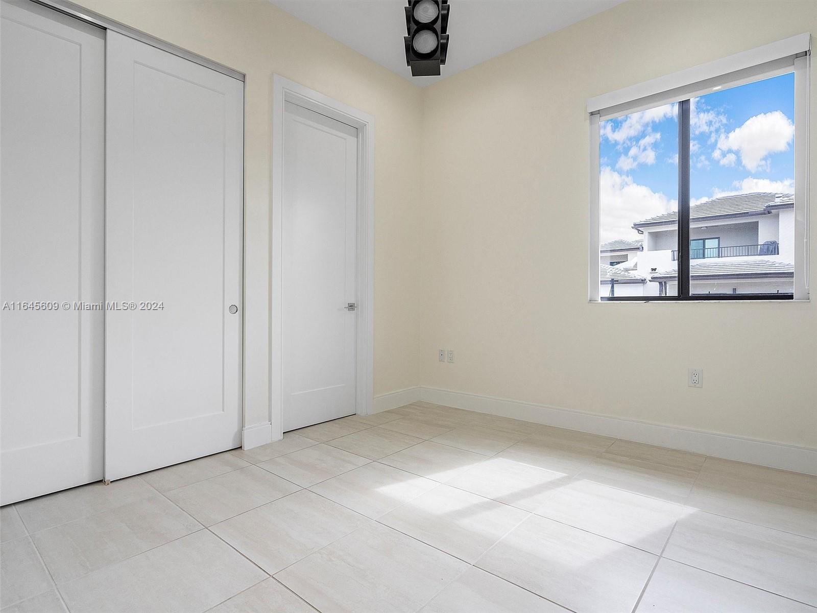 DOWNTOWN DORAL SOUTH PHAS - Residential Lease