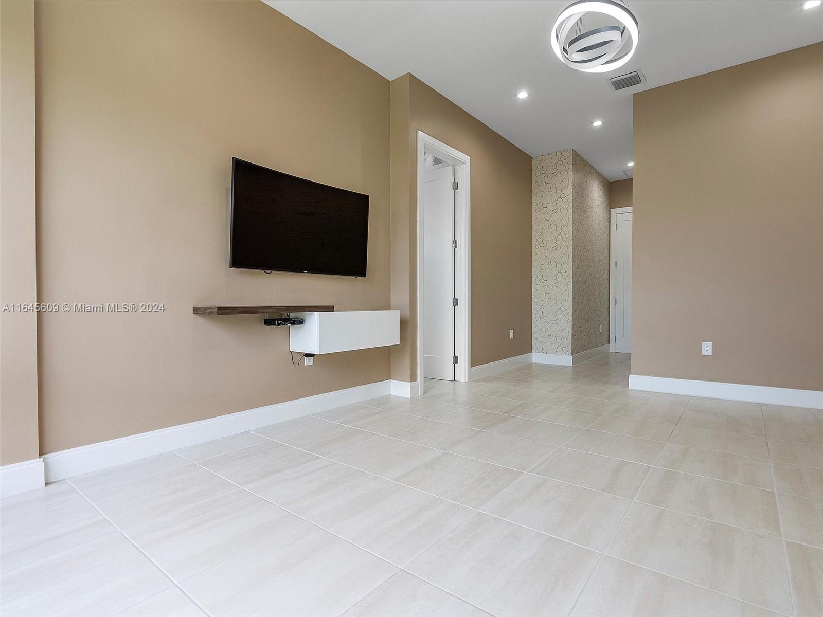 DOWNTOWN DORAL SOUTH PHAS - Residential Lease