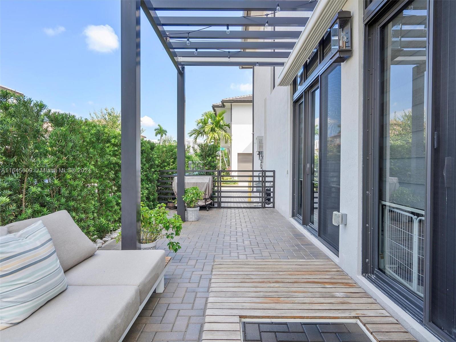 DOWNTOWN DORAL SOUTH PHAS - Residential Lease