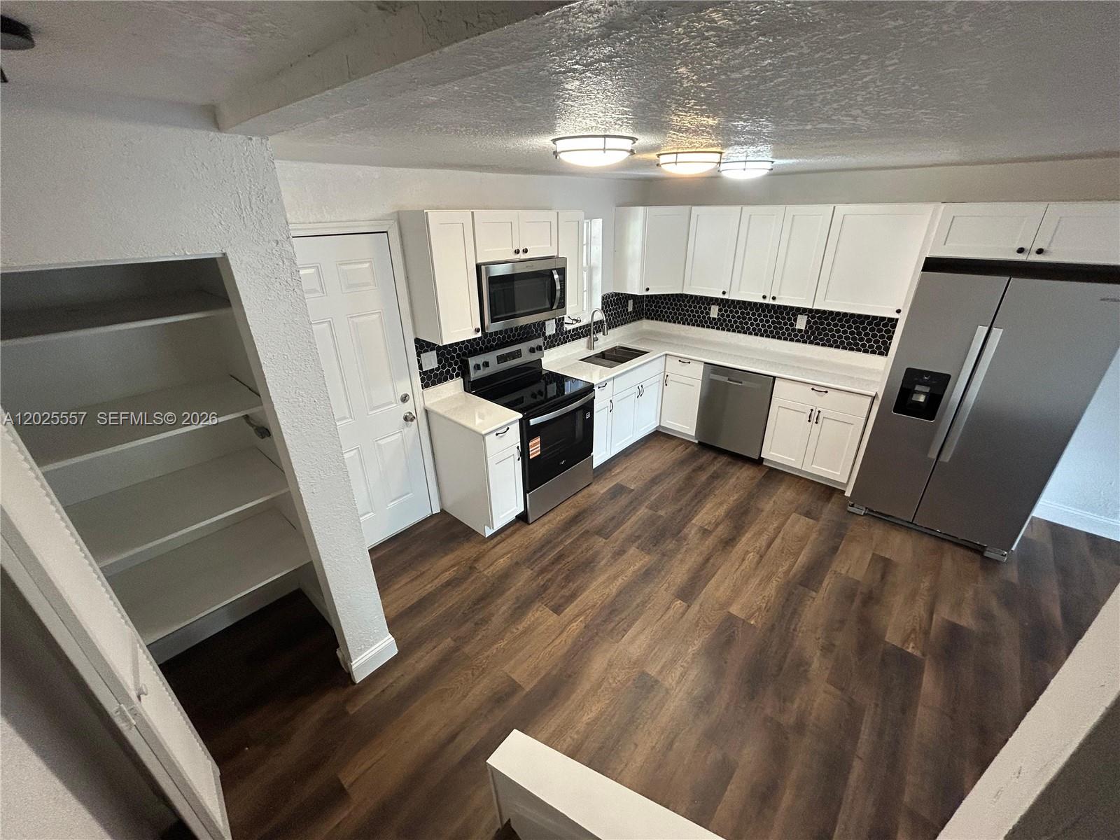 THE LOFTS TOWN VILLAS CON - Residential Lease