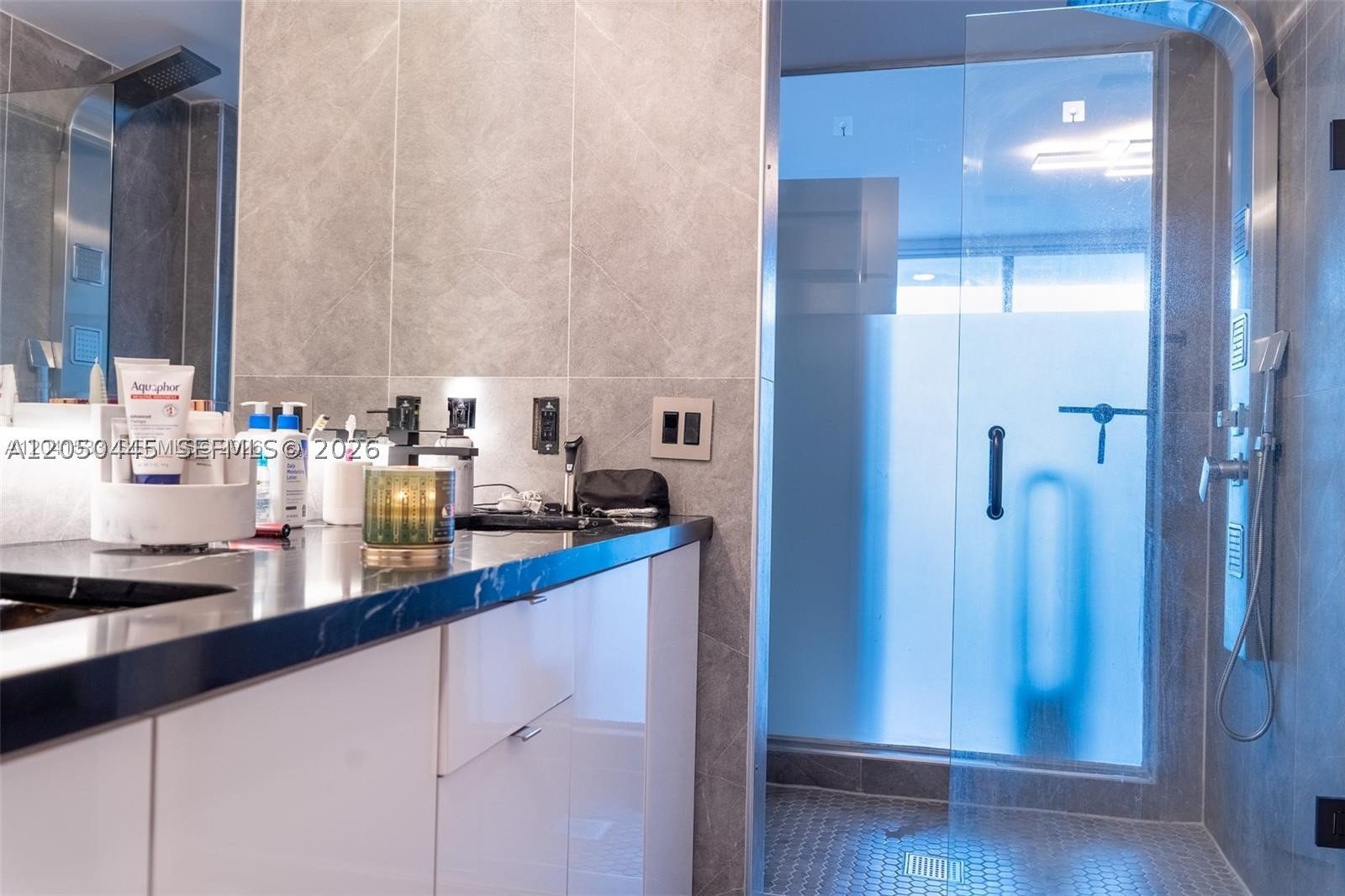 IVY CONDO - Residential