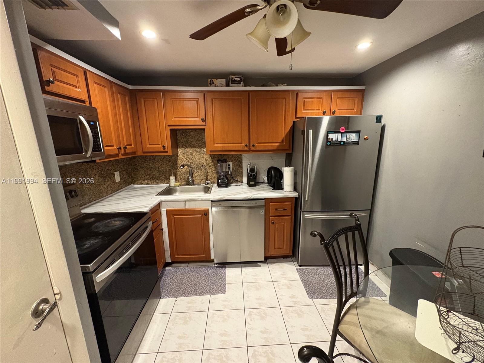 Beautiful spacious condo. Complete with washer and dryer. Walk in closet. Great location close to all shopping dining and parks.