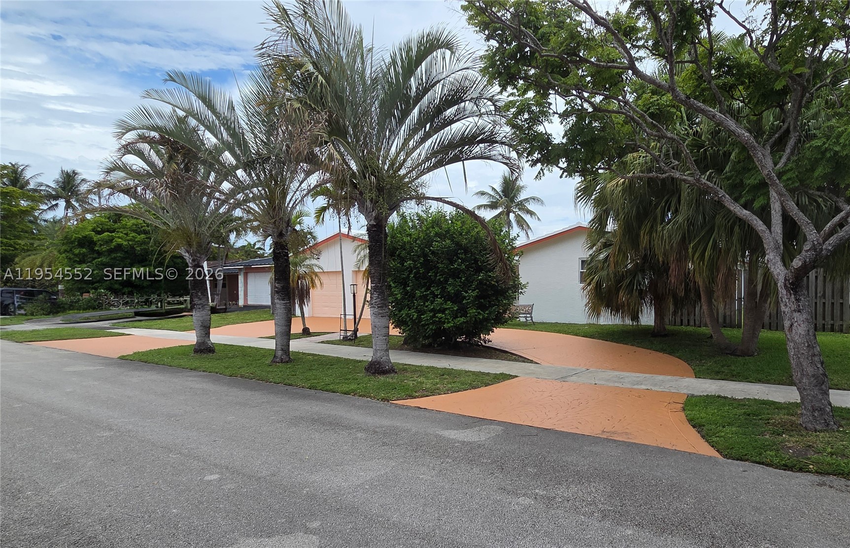 HOLLYWOOD GOLF ESTATES SE - Residential