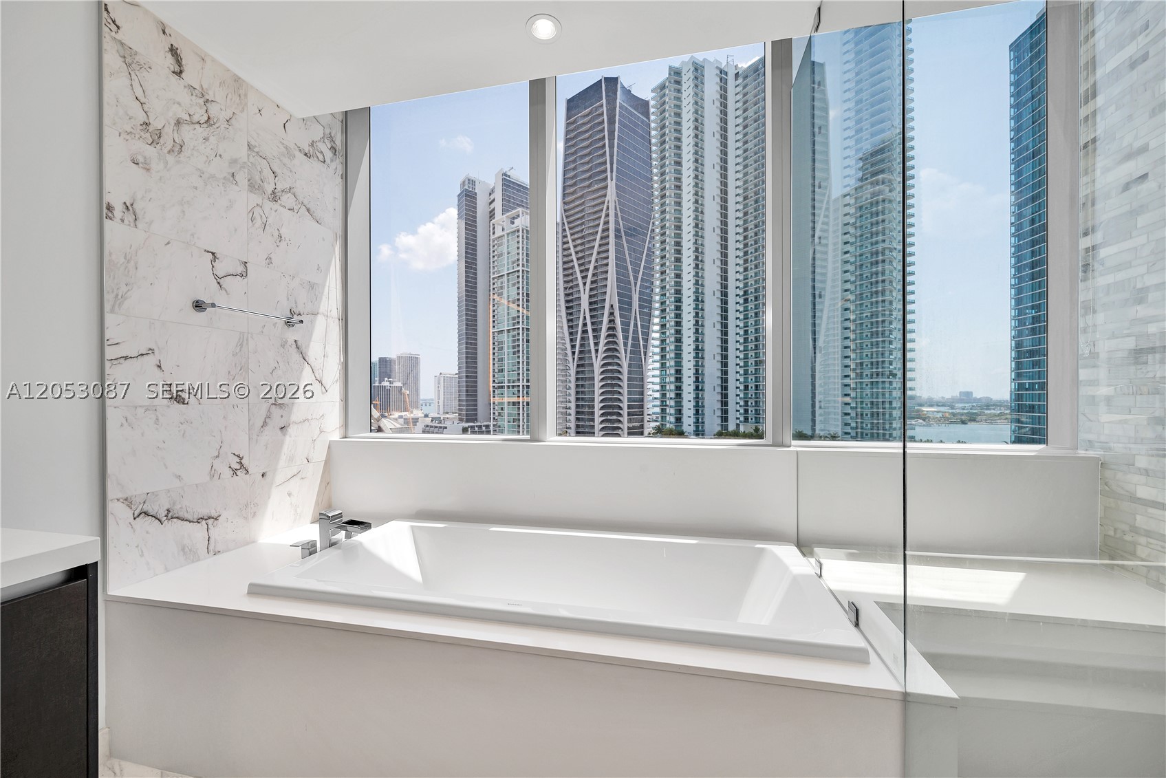 PARAMOUNT MIAMI WORLDCENT - Residential Lease