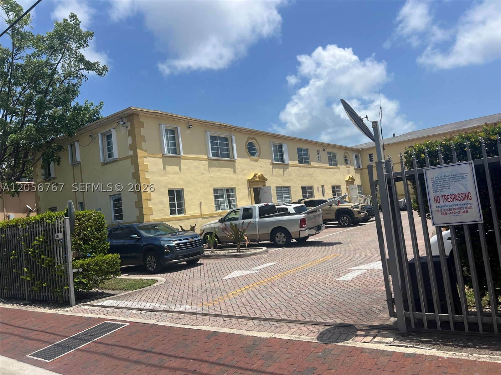 GREAT LOCATION !! BRIGHT AND LARGE 2 BEDROOMS 1 BATH CORNER ! 1ST FLOOR UNIT, WASHER AND DRYER INSIDE THE UNIT. JUST INSTALLED LAMINATE FLOORS! SECURE GARAGE PARKING WITH CONTROL REMOTE SECURITY GATE . TWO BLOCKS FROM SW 8 ST, STEPS TO DINNING, SHOPPING AND BARS. ALSO FOR​​‌​​​​‌​‌​​​‌‌​​​‌‌‌​​‌​​‌‌​​​​ SALE!