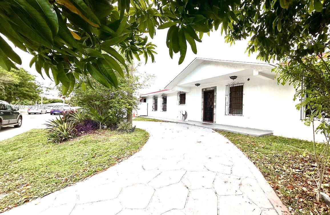Stunning 5-Bedroom, 3-Bath Home!
Nestled in a prime location, this property features a double driveway, perfect for multiple vehicles. It also includes a separate mother-in-law apartment, ideal for privacy and comfort. The home is just minutes away from Florida International University (FIU), Dolphin Mall, and Kendall Regional Medical Center, offering unbeatable convenience. Plus, the roof is brand new, ensuring peace of mind and security. Brand new roof.
The owners are highly motivated and open to offers, so don’t miss the chance to visit this gem!