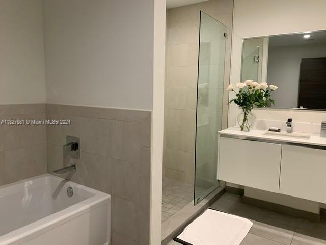 COSTA HOLLYWOOD CONDO - Residential