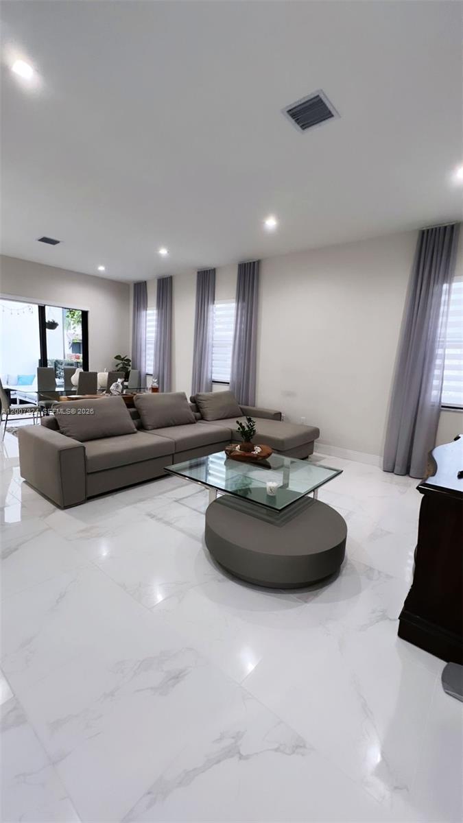 DOWNTOWN DORAL SOUTH PHAS - Residential