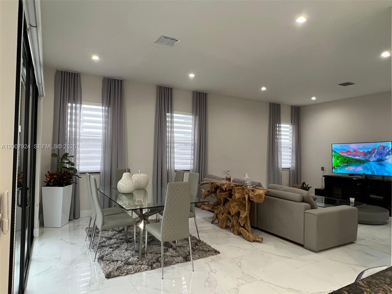DOWNTOWN DORAL SOUTH PHAS - Residential