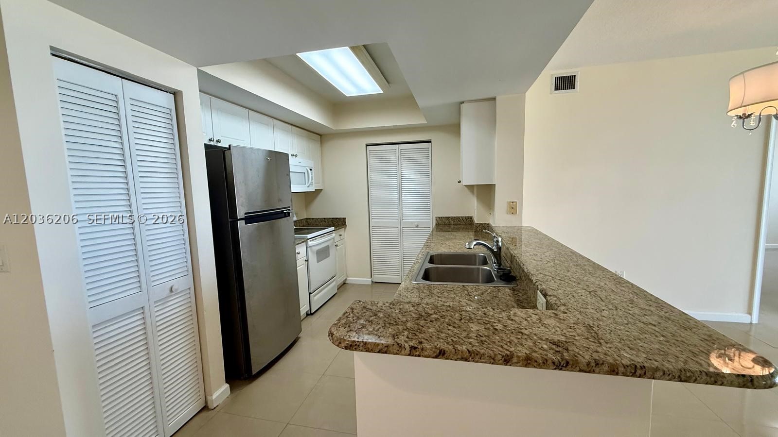 TURNBERRY ON THE GREEN CO - Residential Lease