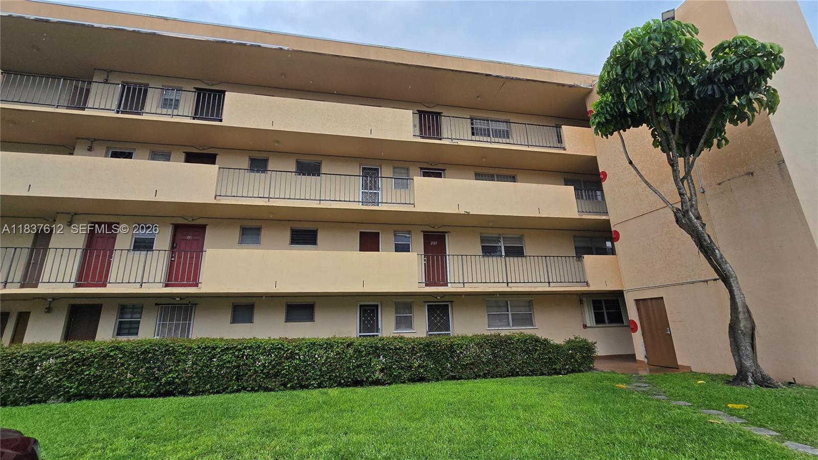 ATTENTION INVESTORS! GREAT OPPORTUNITY FOR SALE! 2 bedrooms and 2 bathrooms + DEN. Great location, close to many schools, restaurants, plazas and more. Pool is closed.