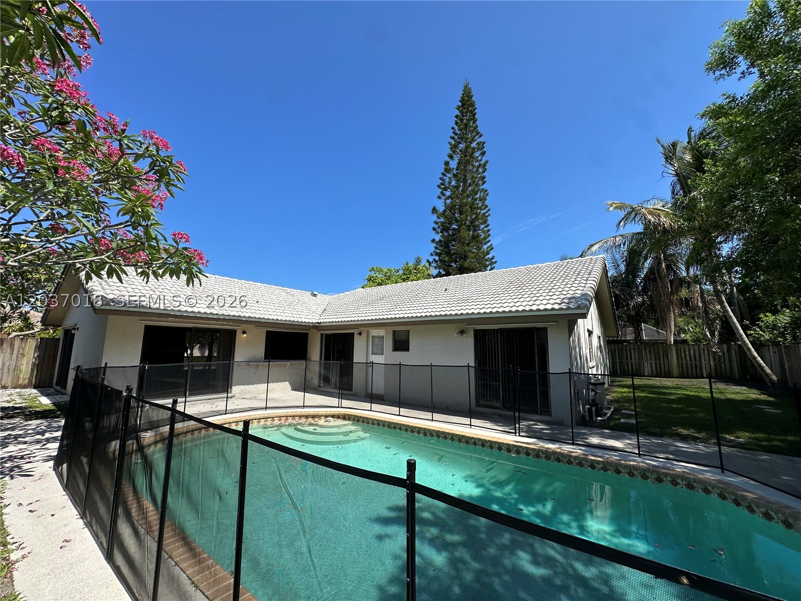 HIDDEN LAKE - Residential