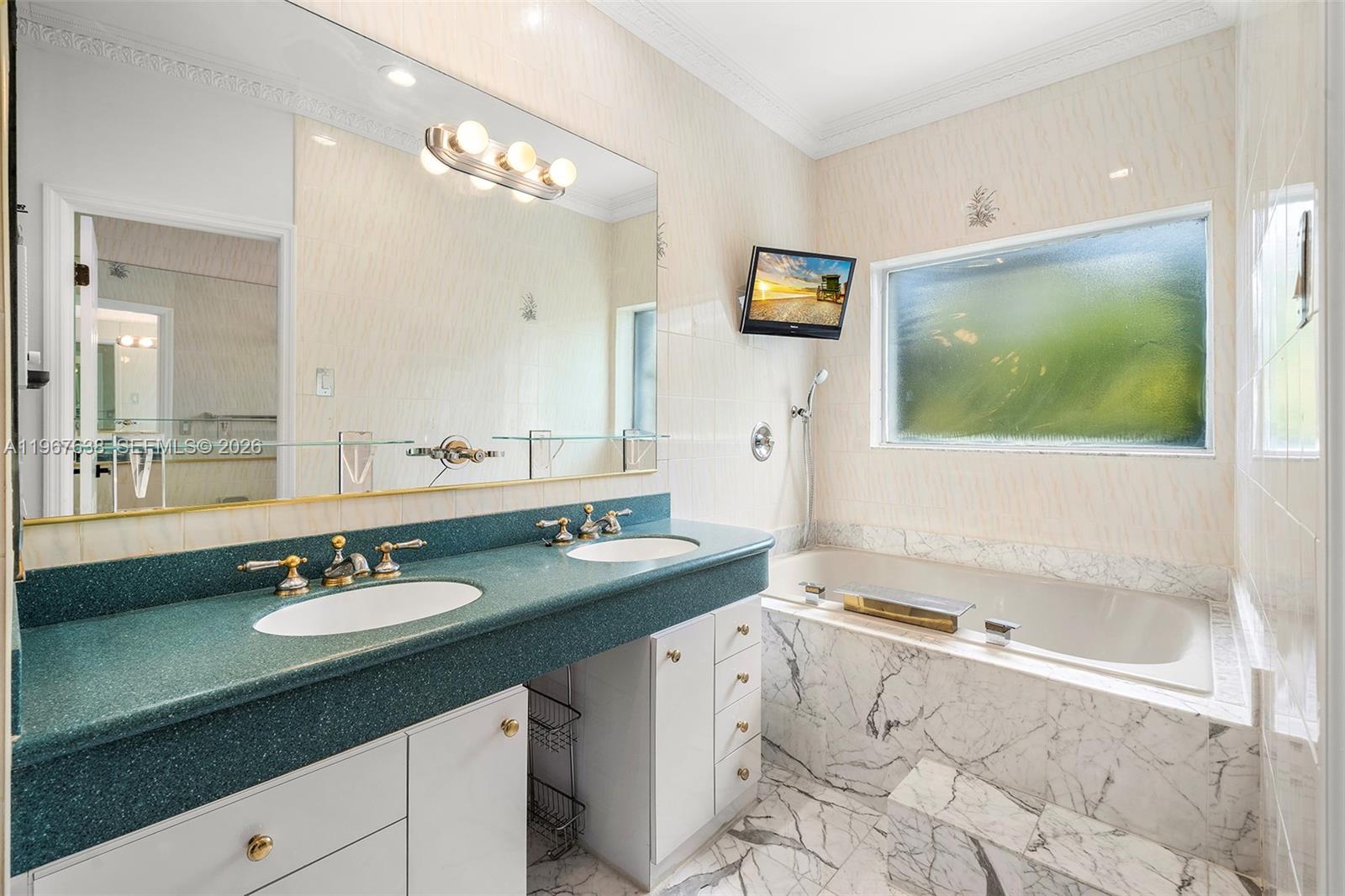GOLDEN BEACH SEC E - Residential
