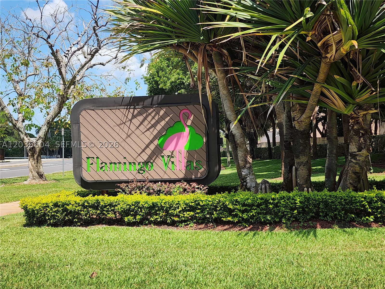 GATED TOWNHOUSE COMMUNITY IN PEMBROKE PINES. 2 STORY 2/2 BATH WITH WATER VIEWS. SPLIT BEDROOM PLAN WITH BEDROOM AND BATHROOM ON GROUND FLOOR. MANY AMENITIES: BASKETBALL COURTS / TENNIS COURTS / RAQUETBALL COURTS / POOL / GATED COMMUNITY WITH PATROLING GUARDS.