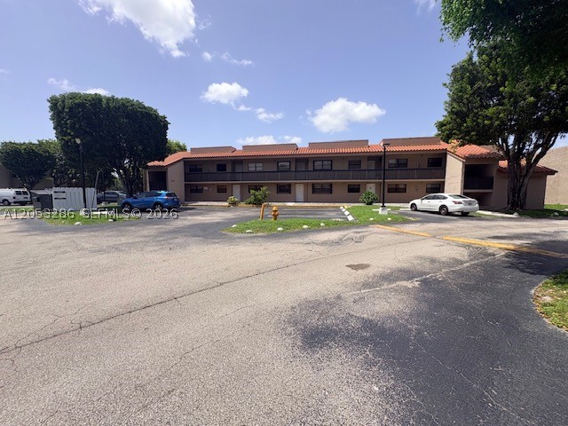 Nice 2/1 all tiled with a W/D in the unit on the first floor with a private backyard in Park Lake Village close to A' Schools,Shopping and Highways, community pool and tennis court, running water included !!!