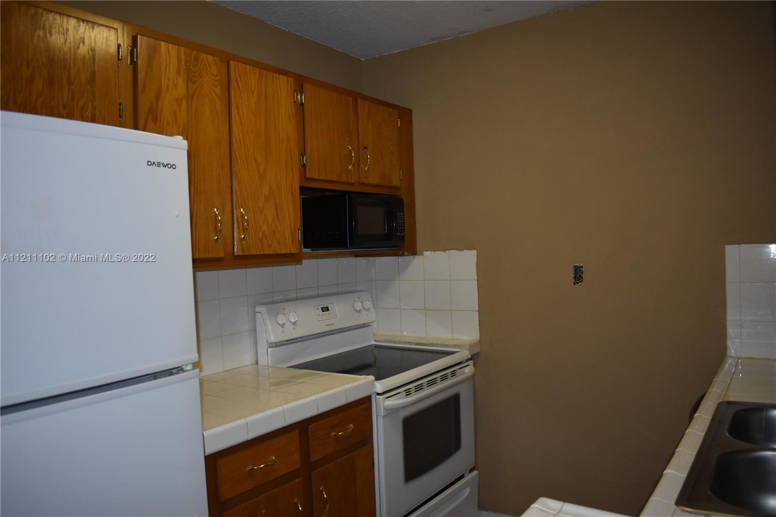 RAMBLEWOOD EAST CONDO - Residential Lease