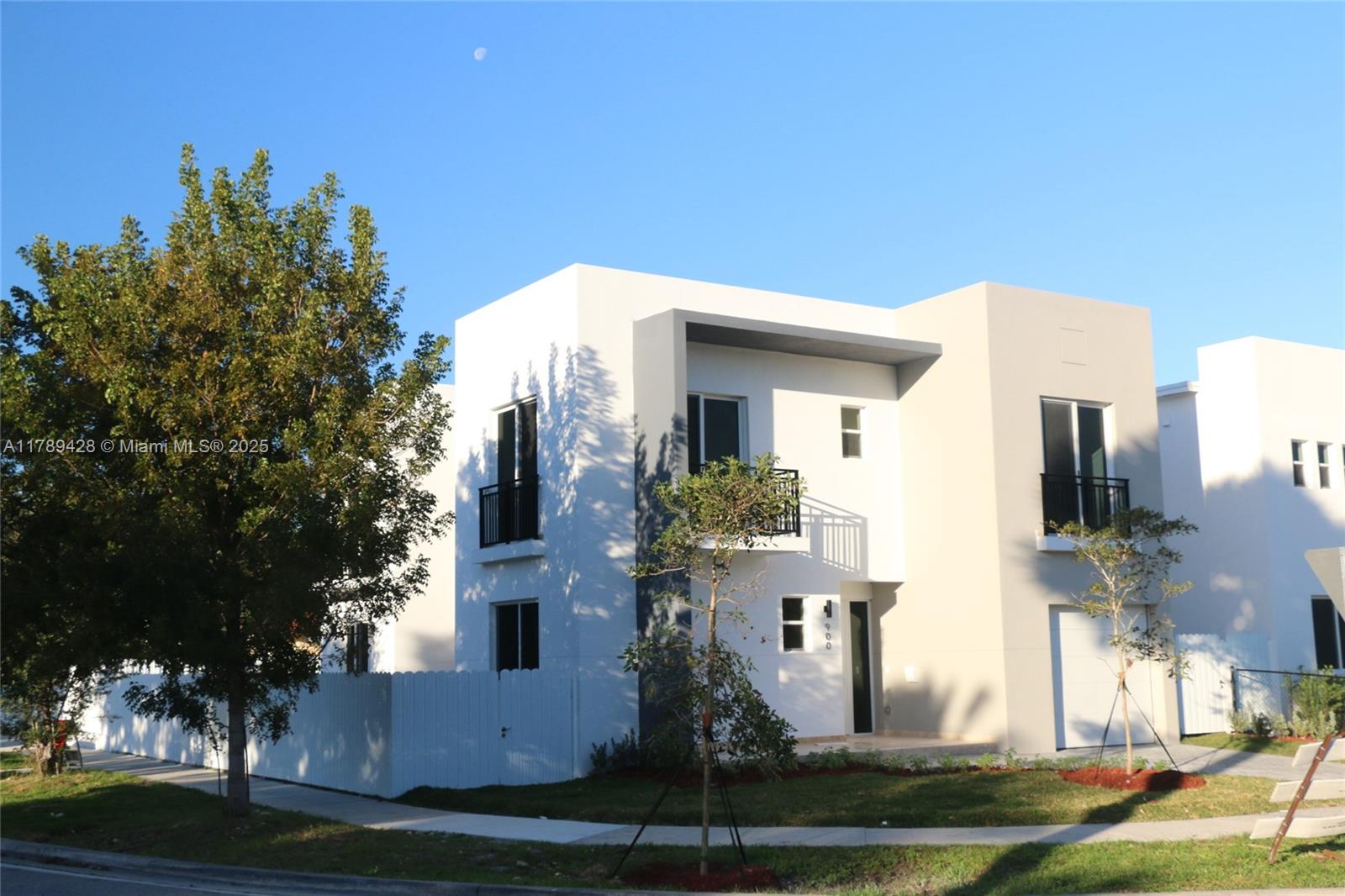 BRICKELL ESTATES - Residential