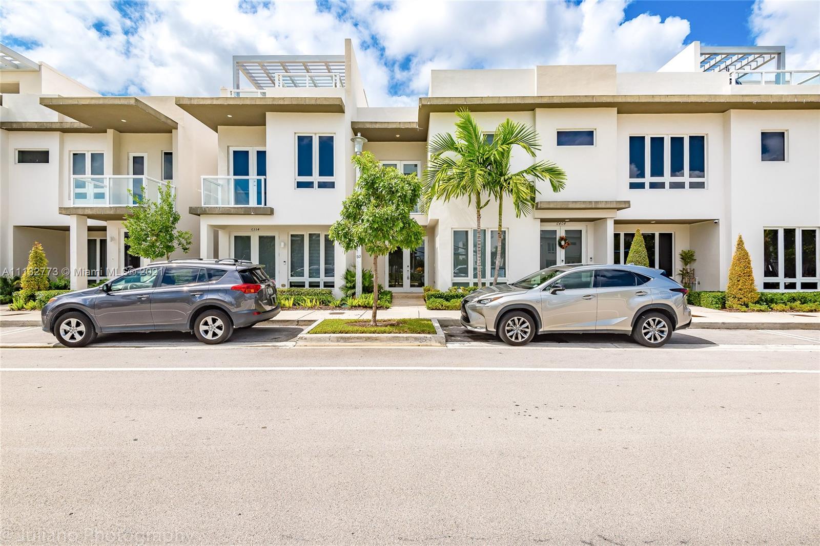 Modern & luxurious  townhouse For sale,  4beds and 3 full baths in e the heart of Doral at Landmark of Doral Condominium. Premiun location ad huge driveway  Walk distance from to offer such as fine dining, supermarkets, shopping, top-rated schools, and much more! more. Title floors on the first and carpet on  second floor.  Best location in the community.