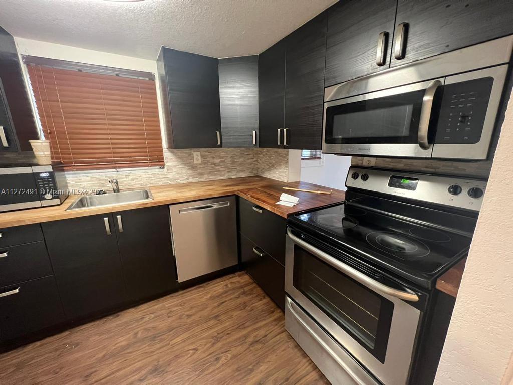 COURTYARDS AT KENDALL CON - Residential Lease