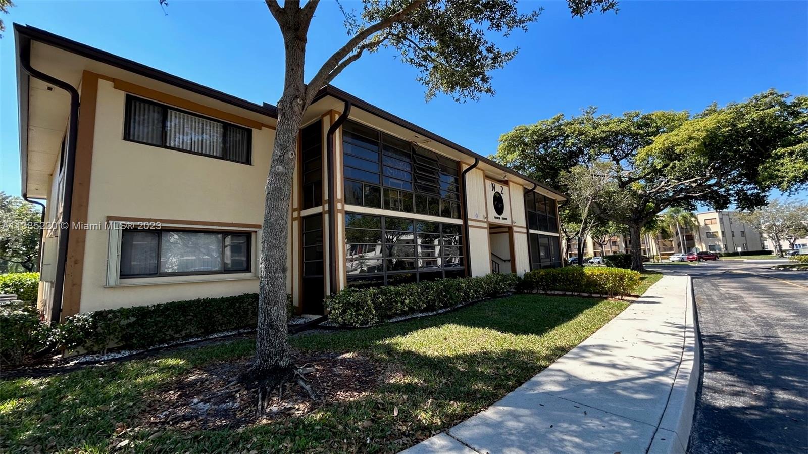 A COZY MASTER BEDROOM W/WALK IN CLOSET WITH 2 BATHROOMS & DEN W/ WASHER & DRYER IN THE UNIT. WITH AN ELEVATOR RIGH IN THE ENTRANCE, BEST SENIOR CUMUNITY 55+ CLAIRMONT @ KINGS POINT IN TAMARAC.ENJOY ALL THE AMMENITIES IN THIS BEAUTIFULL COMMUNITY. INCLUD CABLE, INTERNET, WATER SEWER & TRASH. CALL THE LISTING AGENT FOR AN APPOINTMENT 1ST & 2 SEC. DEPOSIT.