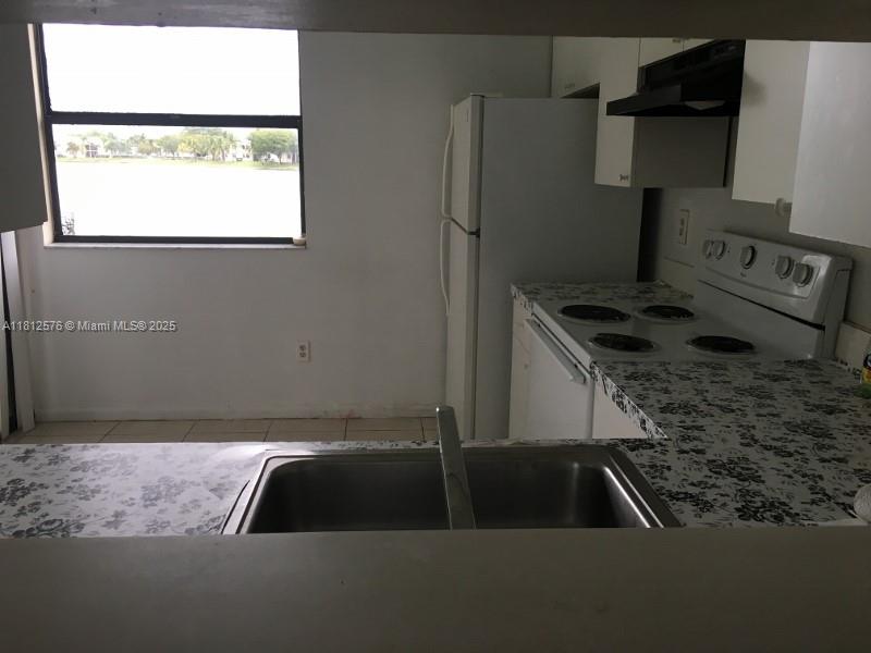 LAKESHORE CONDO #9 - Residential