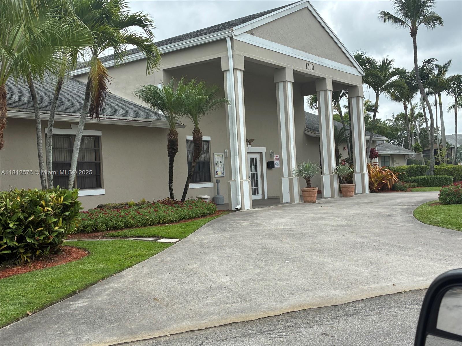 LAKESHORE CONDO #9 - Residential