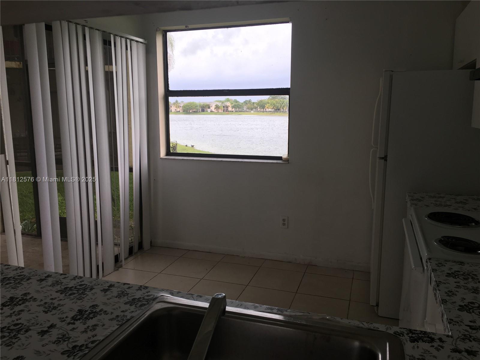 LAKESHORE CONDO #9 - Residential