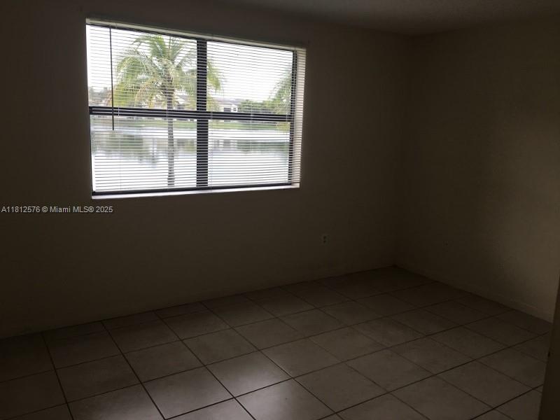 LAKESHORE CONDO #9 - Residential