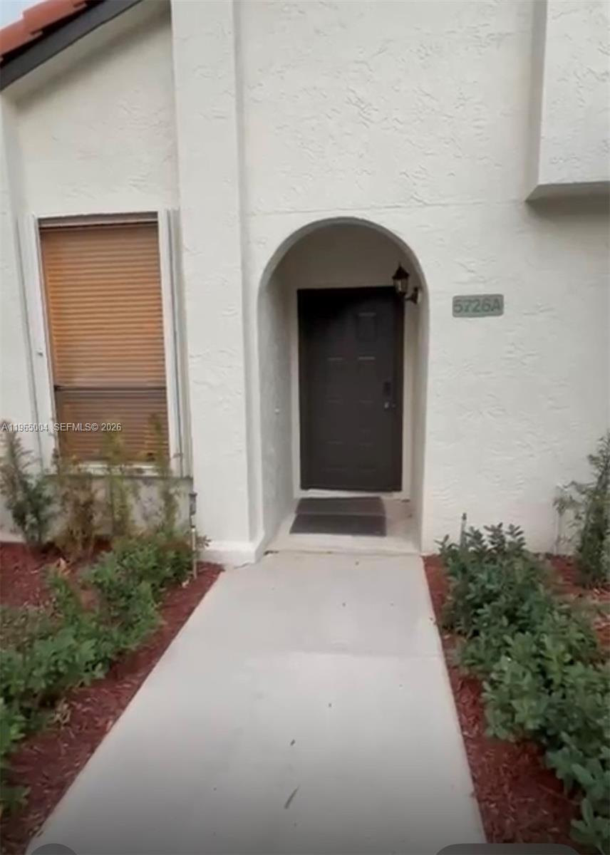 Charming 2/2.1  located in one of the most desirable areas of Boca Raton in a guard gated community. This amazing home features upgraded kitchen and bathrooms, all newly painted. The living and dining area are bright and cozy with lots of windows. Private fully fenced patio great for entertaining.  Additional features include a new appliances and laundry. The community offers a pool. This home is located in prime central Boca Raton and close to the mall. TEXT LISTING AGENT 24 Hour Notice.
Video upon request.