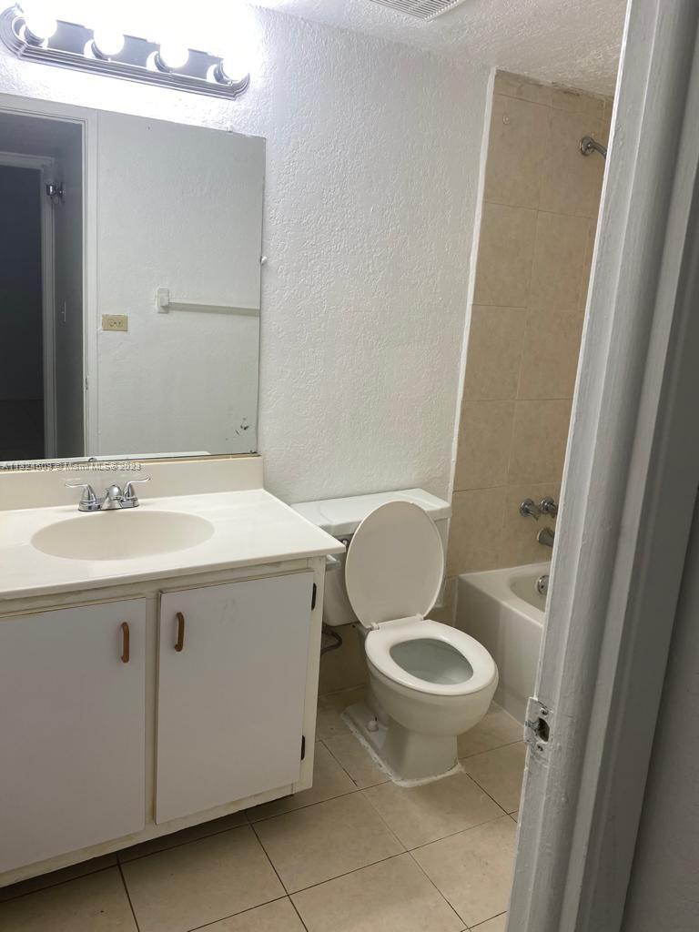 YOLANDA VILLAS CONDO - Residential