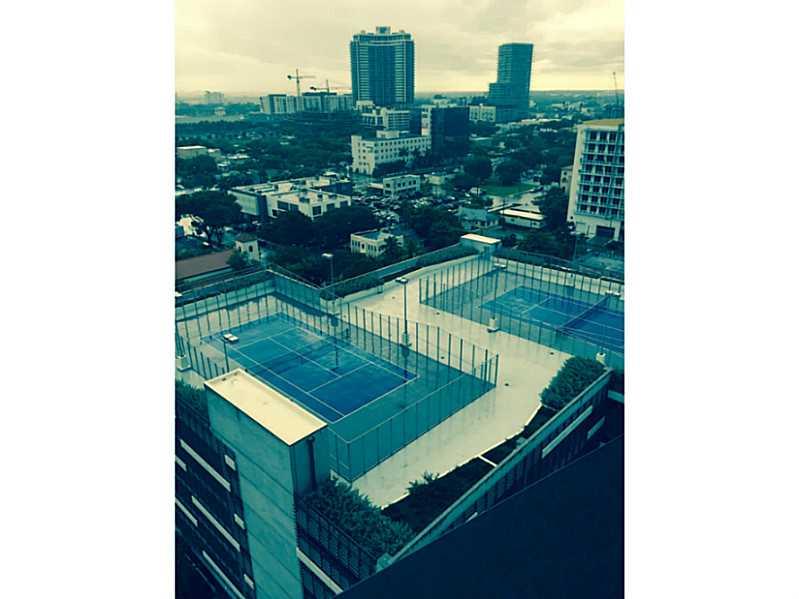 READY TO MOVE. LIVE IN BEAUTIFUL APARTMENT IN BISCAYNE. GREAT AMENITIES, ESPECTACULAR VIEW. CLOSETS AND BLINDS.