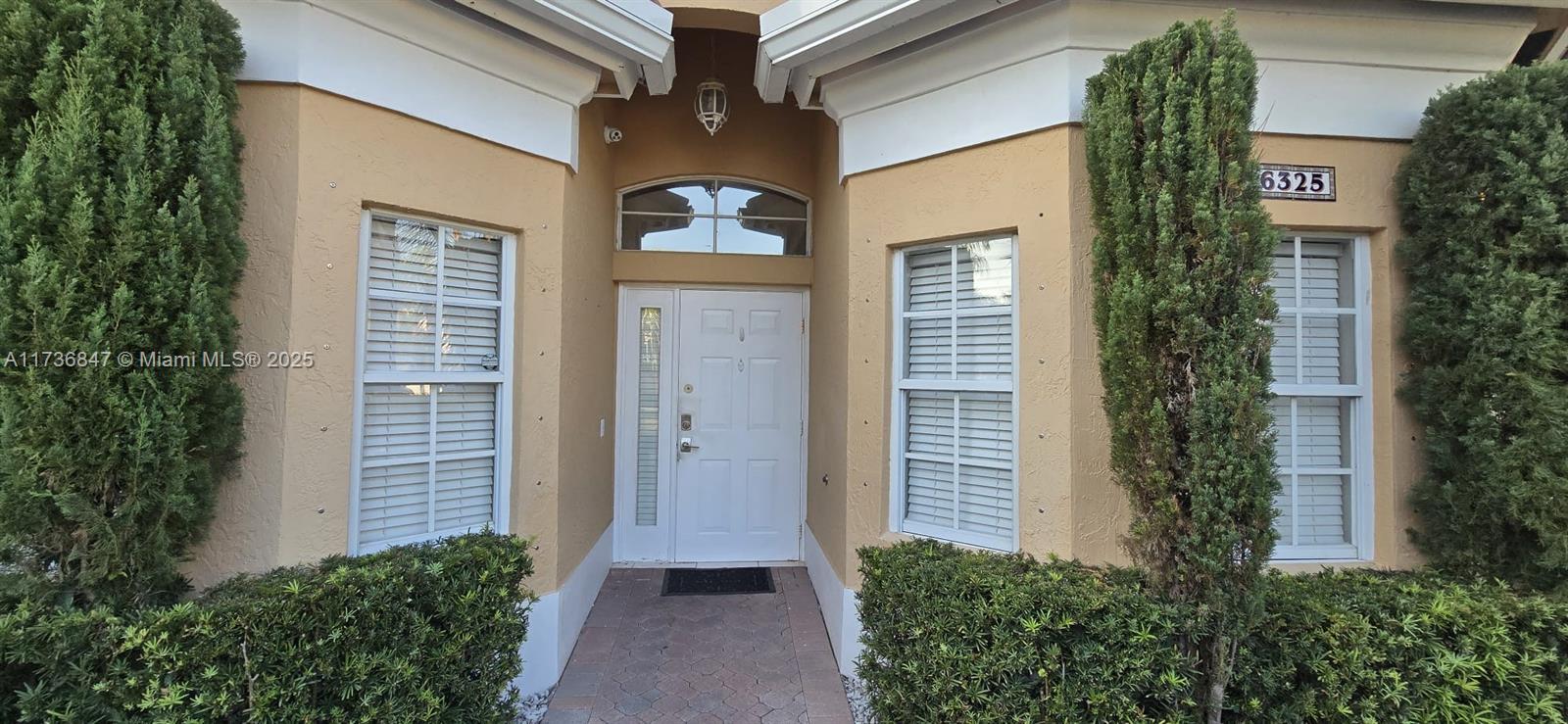 IMPECCABLE! Ready to Move in. Attention to detail, Amazing open layout to entertain all your Guests and Family. This Corner Smart Home is Completely Remodeled from Top to Bottom. 3 Bedrooms, 2 Full Bathrooms Remodeled with Amazing Taste. Beautiful kitchen with Quartz Countertop, Stainless Steel Appliances, Washer & Dryer, A/C, Security Cameras, Back French Impact Doors, Nice Patio Great for BBQ's.