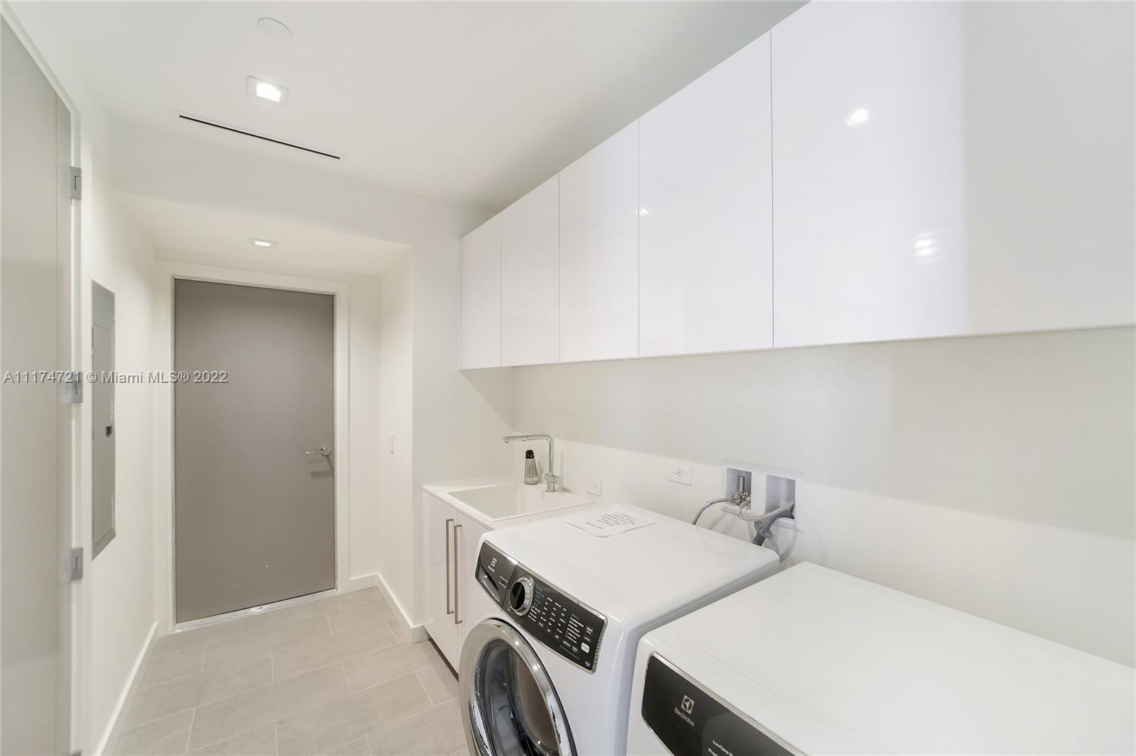 TURNBERRY OCEAN CLUB - Residential