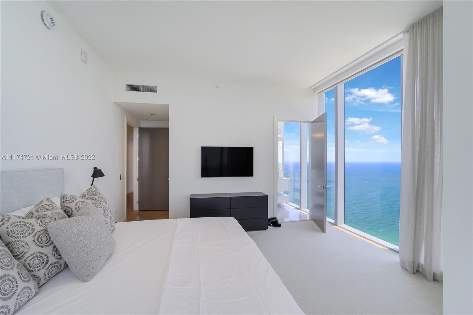 TURNBERRY OCEAN CLUB - Residential