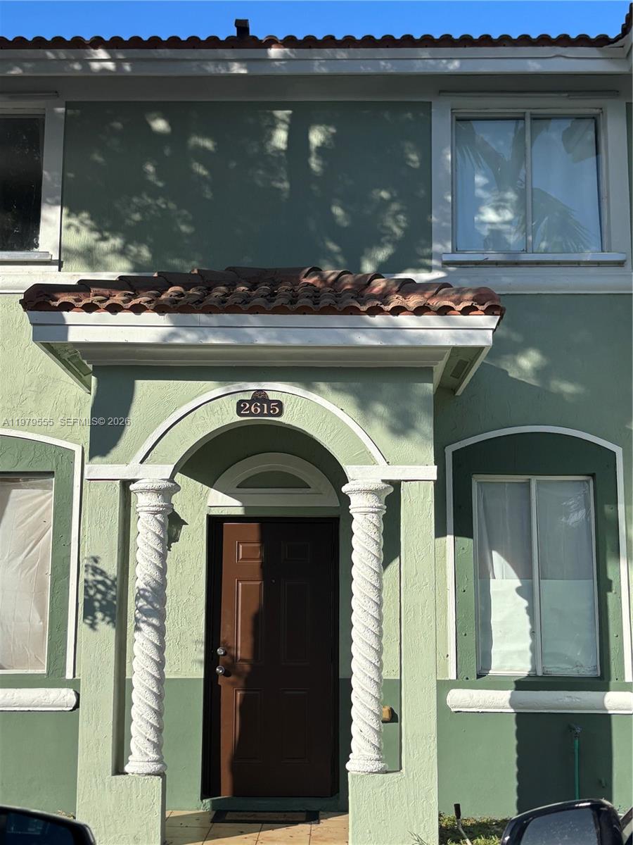 INVESTOR OPPORTUNITY! Spacious 3-bedroom, 2-bath townhouse with beautiful LAKE VIEW. This property offers great potential for rental income or long-term appreciation in a desirable area. Enjoy peaceful waterfront scenery while being close to major roads, shopping, and everyday conveniences. A great addition to any investment portfolio. Showings by appointment only—please provide 24-hour notice and call the listing agent to schedule.
Tenant occupied Until 03/01/2027