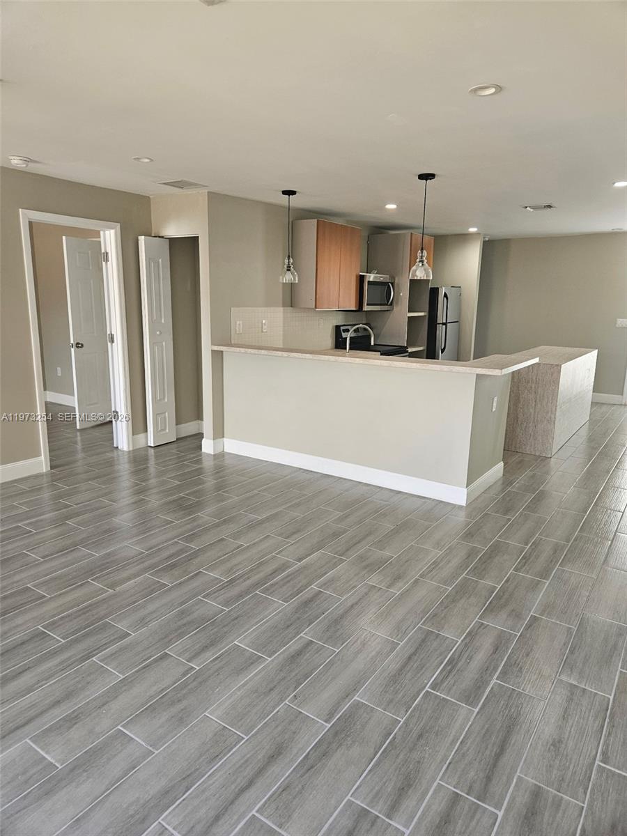 BEAUTIFFULL AND FULLY RENOVETED, 3 BEDROOM 1 BATH, IMPACT DOORS AND WINDOWS, CLOSE TO SHOPING CENTERCLOSE TO SHOPING CENTER, CLOSE TO HIGHWAY. SELLER MOTIVATED. MUST SEE !!!!
the A/C OUTSIDE BEEN REMUVE (to prevent stilling) WILL PUT BACK FOR INSPECTION.