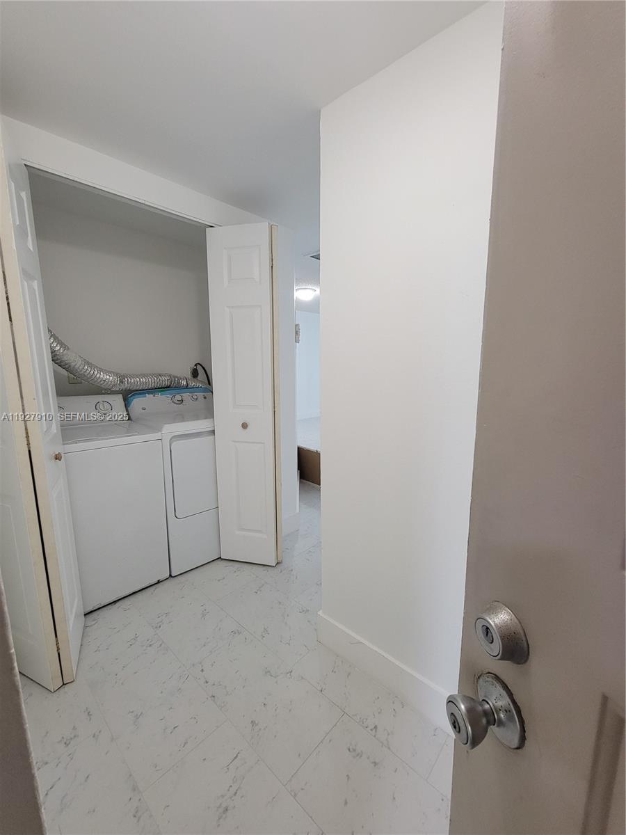 Beautiful 2-bedroom/2-bathroom apartment with ceramic tile flooring (no carpet). Stainless steel appliances and a beautiful view from the balcony.