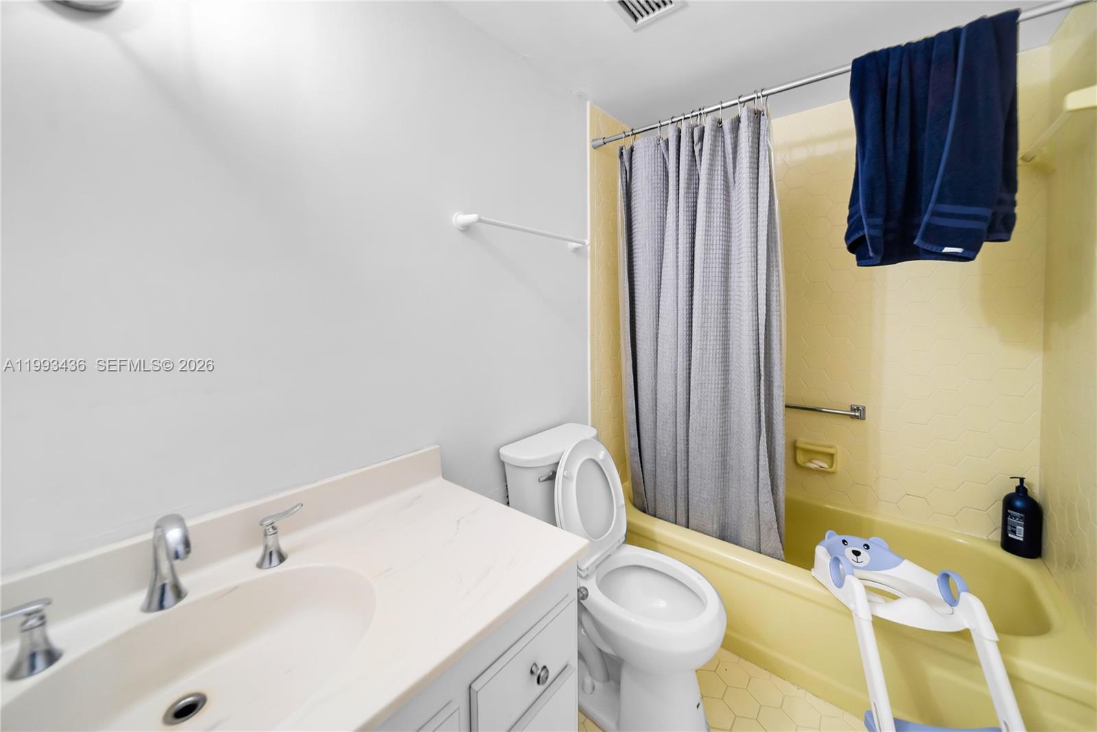 HILLCREST EAST NO 25 COND - Residential