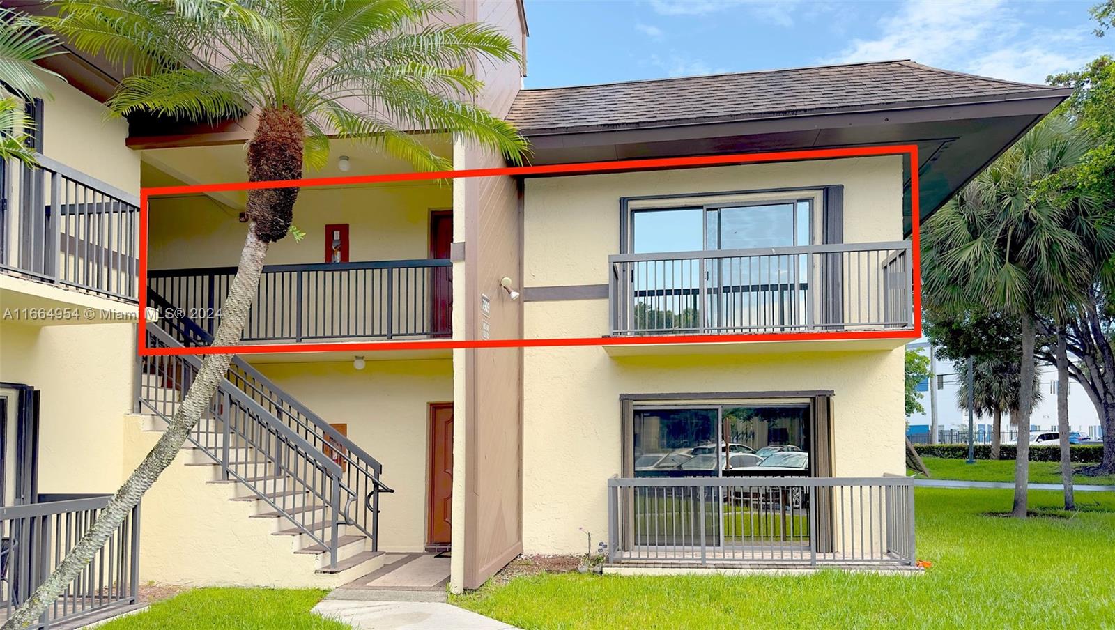 Completely renovated condo. Porcelain tile flooring, wood kitchen cabinets, granite, stainless steel appliances.
Spacious with stacked washer/dryer in unit! Bedroom has a very large walk-in closet with custom wood shelving. A
superb location located next to Dadeland Mall, Metrorail, Publix, Downtown Dadeland eateries and shops, Palmetto
expressway and major roads. NO PETS per HOA rules.