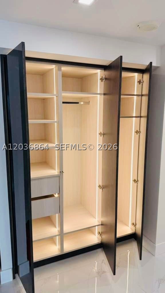 WINSTON TOWER 300 CONDO - Residential Lease