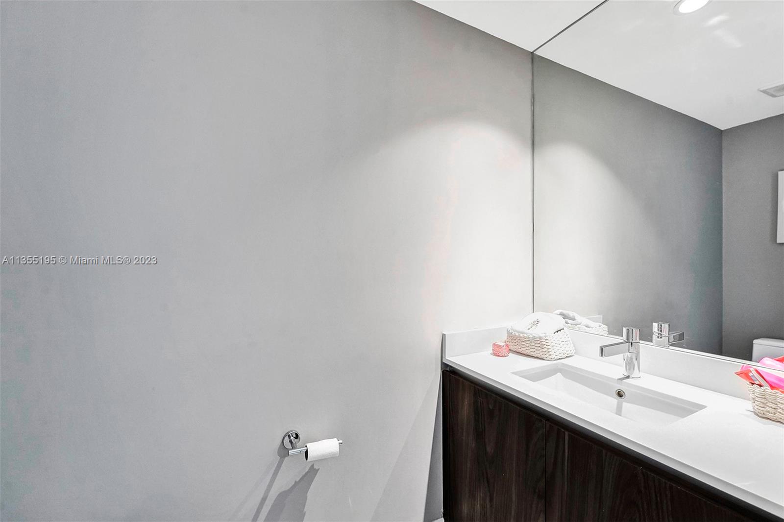 ONE PARAISO CONDO - Residential